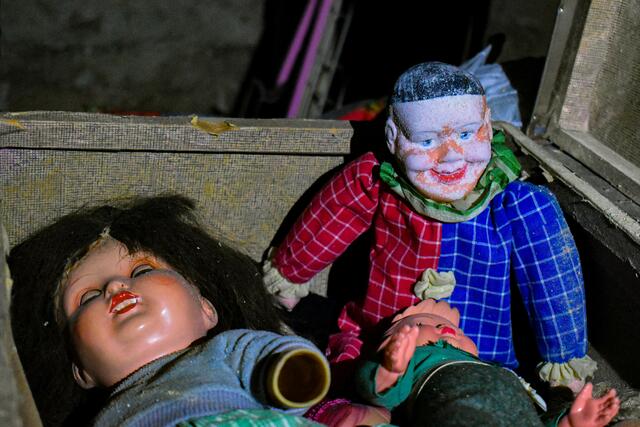 Arnold entdeckt die kuriosesten Dinge in den dunklen, mystischen, vergessenen Kellern Wiens.  | Foto: Lukas Arnold