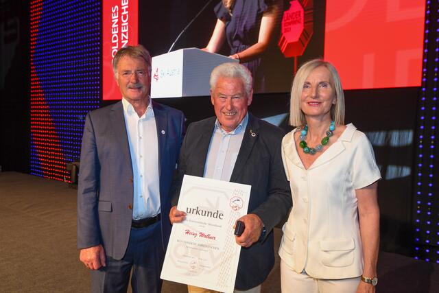 Heinz Wallner (Bildmitte) bekommt von ÖSV Präsidentin Roswitha Stadlober das goldene Ehrenzeichen überreicht.  | Foto: Wallner/KK