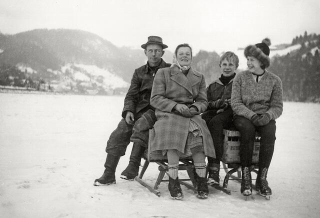 Donaubrücke gab es 1963 noch keine, die Rollfähre stand aufgrund des Eises still. Der Getränkehandel Seyr aus St. Nikola brachte das Bier also mit dem Schlitten zum Wirt in Hößgang, Gemeinde Neustadtl, auf der anderen Donau-Seite. | Foto: Christian Seyr