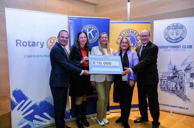 Martin Nuhr (Präsident Rotary Club Krems-Wachau), Claudia Rauch (Präsidentin Soroptimist Fidelitas Krems), Daniela Ebner (Direktorin VS Krems-Hafnerplatz), Karin Newald (Präsidentin Lions Club Krems), Markus Grafinger (Präsident Kiwanis Krems) | Foto: privat