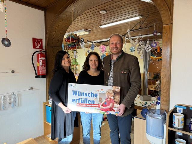Markus Leinfellner übergab einen 150-Euro-Gutschein an den Musikkindergarten Krambamuli in Bärnbach.  | Foto: FPÖ Voitsberg