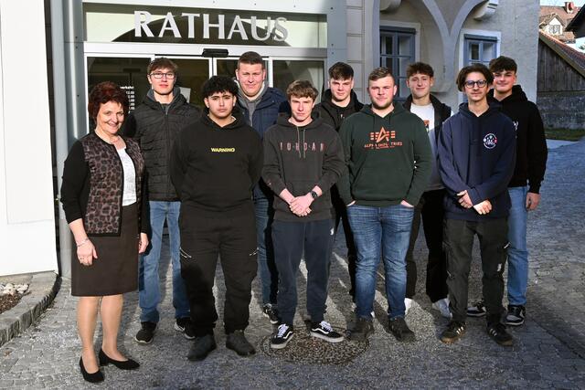 Bürgermeisterin Ludmilla Etzenberger (links) begrüßte neun Stellungspflichtige aus der Gemeinde vor dem Rathaus: Felix Burker, René Theiner, Jakob Geitzenauer, Pascal Vrbicek, Simon Gleißner, Alexander Hofbauer, Dominik Futterknecht, Samuel Schuster und Niko Schwarz-Klafl (v.li.) | Foto: Stadtgemeinde Gföhl