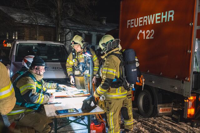Sozusagen ein geplanter Alarm sorgte am Dienstagabend für einen Großeinsatz der Stubaier Feuerwehren bei der alten Schule in Neustift. | Foto: Pernsteiner