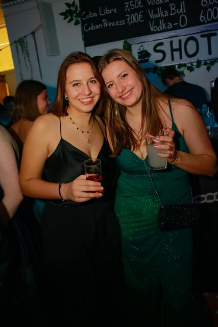 Simea Barth aus Munderfing und Leonie Bauböck aus Schalchen beim gemeinsam Feiern. | Foto: Zaim Softic