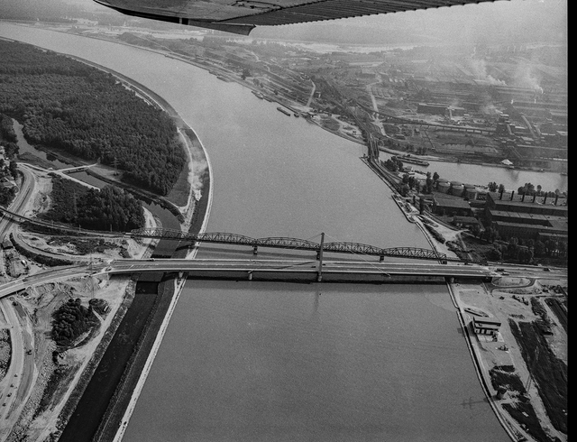 Erst im Jahr 1979 wurde die Auto-Steyreggerbrücke dem Verkehr übergeben. Zuvor führte eine reine Eisenbahnbrücke über die Donau. | Foto: Sammlung Gstöttenmayr/Haider Traun