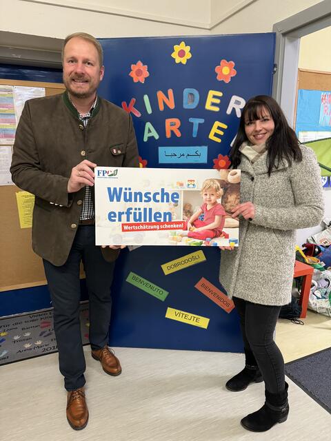 FPÖ-Bezirksparteiobmann Markus Leinfellner und Bezirkssekretärin Barbara Schicker überbrachten dem Kindergarten Afilng-Bärnbach einen Gutschein. | Foto: FPÖ Voitsberg