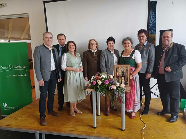 Bezirksbauernkammerobmann Roman Bayer (Mistelbach), Hermann Stich, Direktorin Veronika Schreder, Bezirksbäuerin Eva Weigl, Stellvertretende Landesbäuerin Michaela Zuschmann, Gebietsbäuerin Heidi Pfanner, Gebietsbäuerin Johanna Klampfl, Bürgermeister Adolf Mechtler. | Foto: LK NÖ