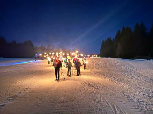 Mit Fakeln und Schneeschuhen unterwegs: Das Schneeschuhwandern bei Vollmond ist beliebt.  | Foto: Stefan Mayer