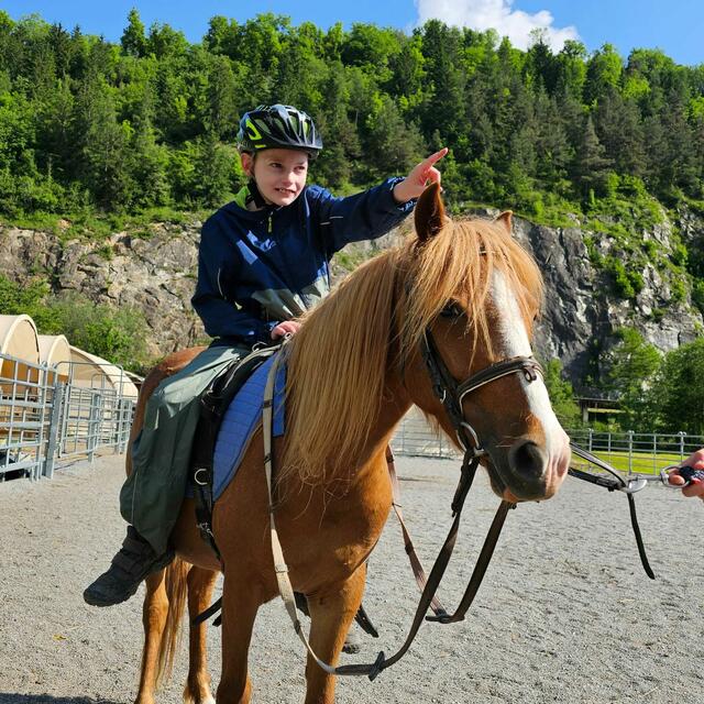 Yannick liebt die Hippotherapie. Die forKIDS-Therapeutinnen stellen sein Therapieprogramm speziell für seine Bedürfnisse zusammen. | Foto: forKIDS