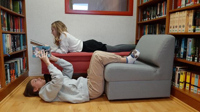 Zoe-Allegra Mikula und Nadja Tamandl (beide 3B) genießen entspannt das Angebot der Schulbibliothek. | Foto: BG Babenbergerring