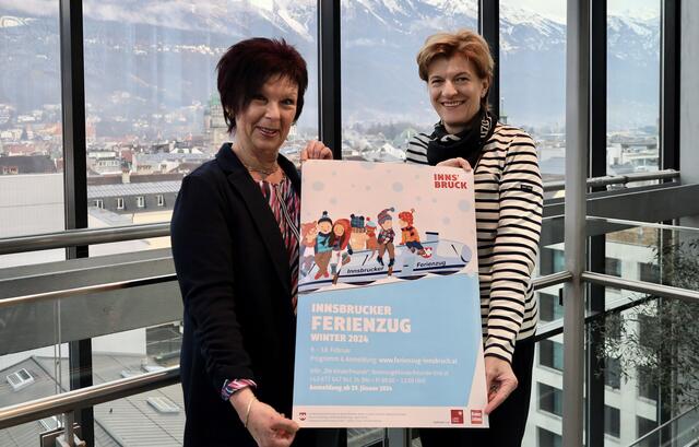 Stadträtin Christine Oppitz-Plörer und Referatsleiterin Uschi Klee (Frauen und Generationen) blicken dem Semesterferienzugstart freudig entgegen. | Foto: D. Giesinger