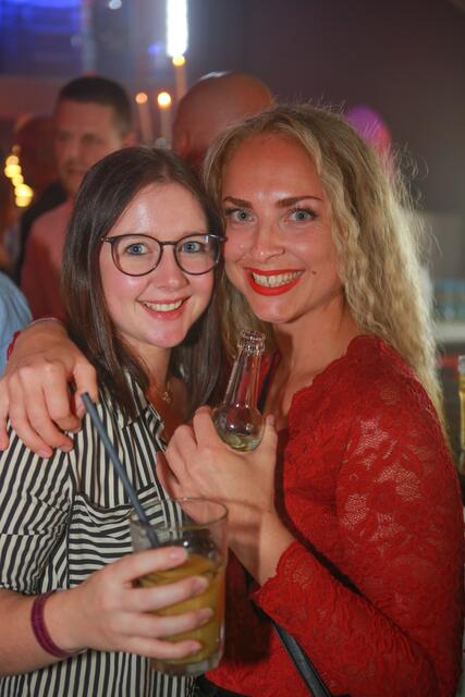 Ulrike und Nadine aus Höhnhart auf der Ü30-Party in Simbach. | Foto: Zaim Softic