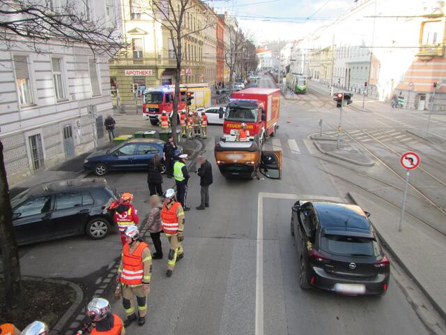 Durch die Wucht des Zusammenstoßes kippte ein PKW um und kam daraufhin am Dach liegend zum Stillstand. | Foto: BF-Graz
