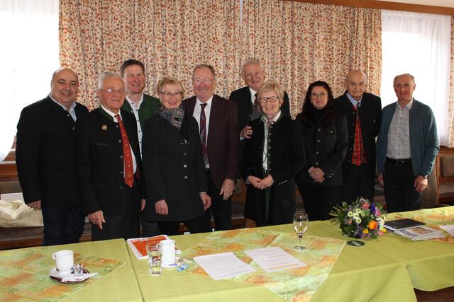 LGF Fritz Roll (1.v.l.), NAbg Bgm. Andreas Kühberger (3.v.l.), Bezirksobfrau Hannelore Wölfler (4.v.l.), geschäftsf. LO Ernest Schwindsackl mit dem gesamten Vorstand (v.l.) | Foto: ÖVP Leoben