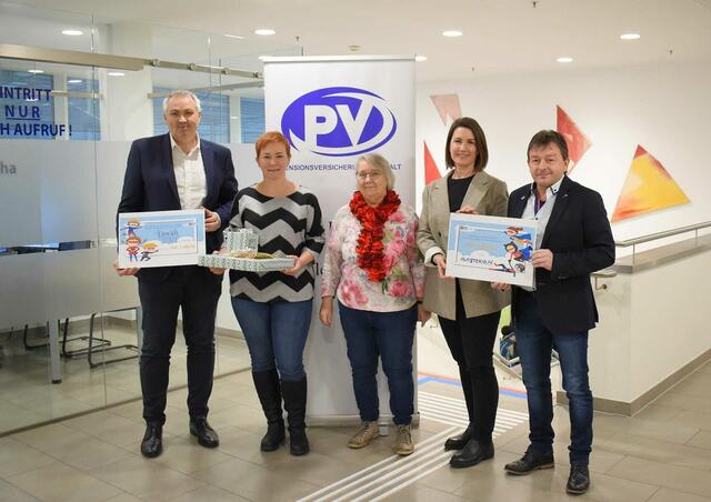 Helga Mayer von der Autistenhilfe OÖ (Bildmitte) bedankt sich bei der PV Kollegschaft für die Spendeninitiative. Sie selbst engagiert sich schon seit Jahren beim Verein.  | Foto: Autistenhilfe O.Ö. 