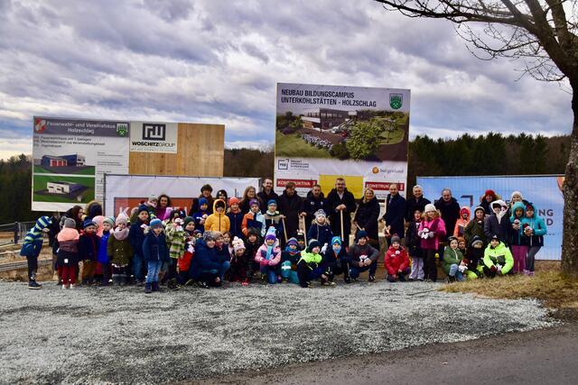 Die Volksschüler und Kindergartenkinder waren beim Spatenstich mit dabei. | Foto: Michael Strini