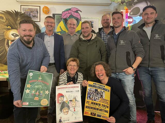 Lorenz Jahn, Markus Ruech (beide Faschingsgilde St. Nikolaus), Hausherr Franz Litterbach (Sandwirt), Patrick Auer (Axamer Wampeler), Benni Nairz (Höttinger Muller) freuen sich gemeinsam mit StR Christine Oppitz-Plörer und Heike Kiesling (Stadtmarketing) auf den Faschingsdienstag. | Foto: BezirksBlätter