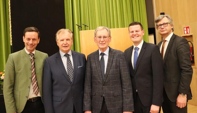 Bgm. a.D. Werner Kirchsteiger (Bildmitte) mit NAbg. Ernst Gödl (li), Vzbgm. Gerald Sibetz, Bgm. Patrick Dorner und BH Andreas Weitlaner. | Foto: Edith Ertl