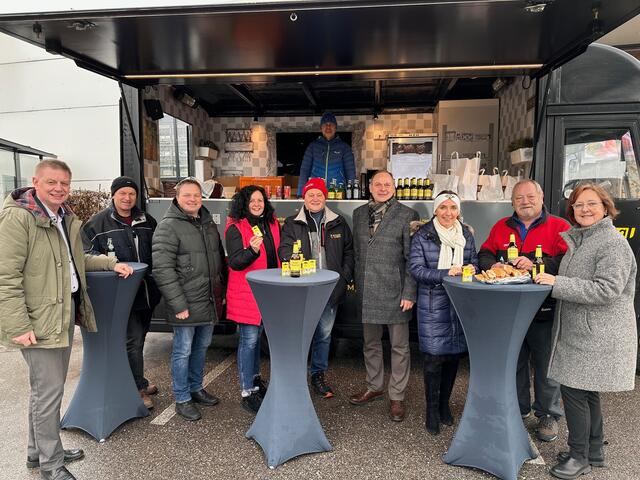 Die Spitzenkandidaten Cornelia Pöttinger (4. v. l.) und Franz Lumetsberger (3. v. l.) trafen sich in Lichtenberg mit einigen Kandidaten. | Foto: Johannes Kapl/ÖVP