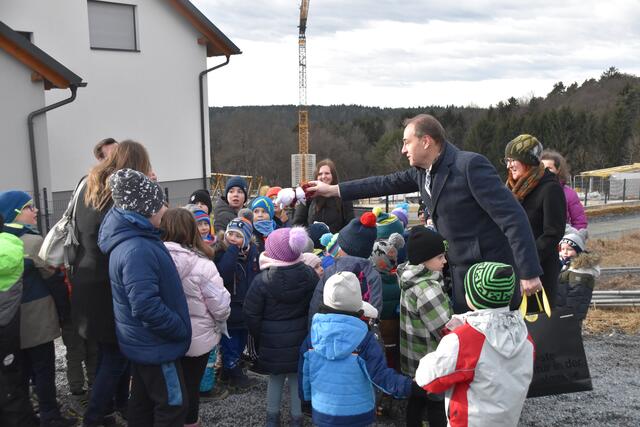Als Begrüßung verteilte LR Leonhard Schneemann einen flauschigen "Schneemann". | Foto: Michael Strini