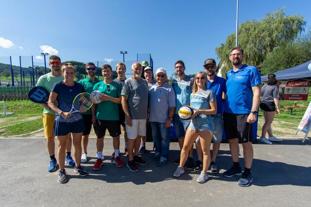 von links nach rechts: Stefan Schwaiger (gibt Tipps &amp; Tricks von Padel-Tennis), Martina Vorstandlechner (Tennisclub Rabenstein – in Vertretung von Obmann Christian Schwaiger), Hannson Zöchbauer und Manuel Grünbichler (vom Sportclub Rabenstein), Julian Hameder (Teamleiter Sportland NÖ sowie Moderator vom Regionssporttag) Bürgermeister Kurt Wittmann, Philipp Hochebner (vom Tennisclub Rabenstein), Manfred Schmirl (Obmann der Rabensteiner Schützengilde), Alexander Wittmann (Obmann vom Ravenstone Beachvolleyballclub), Isabella Wieland, Andreas Lagler &amp; Christoph Wittmann (alle vom Ravenstone Beachvolleyballclub) | Foto: GM Rabenstein