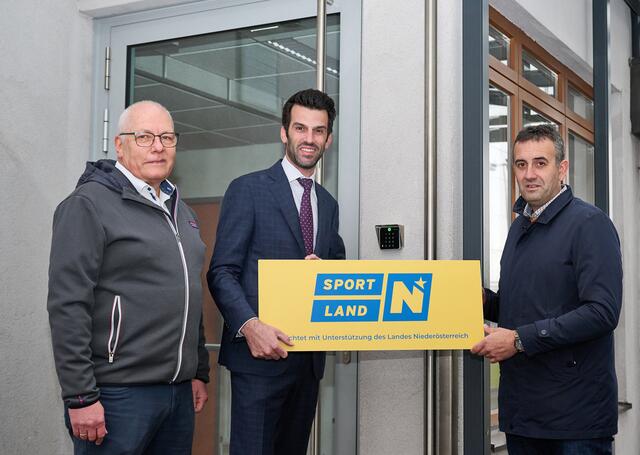 (v.l.n.r.) GR Johann Böck, LH-Stellvertreter Udo Landbauer, BGM Thomas Kraushofer | Foto: NLK Pfeiffer