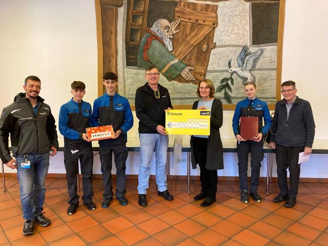 Bei der Spendenübergabe v.l.: Patrick Grässle (Ausbilder), Luca Cacic (Lehrling), Noel Cacic (Lehrling), Joachim Resch (Ausbildungsleiter), Getrud Köck (Obfrau Vinzenzgemeinschaft), Anna Bacun (Lehrling) und Reinhard Beck (Kassier Vinzenzgemeinschaft).
 | Foto: Plansee