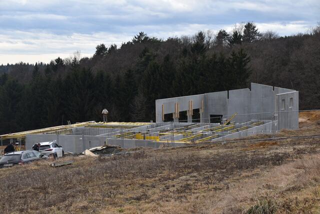 In unmittelbarer Nähe zum neuen Bauprojekt entsteht das neue Feuerwehr- und Vereinshaus in Holzschlag. | Foto: Michael Strini