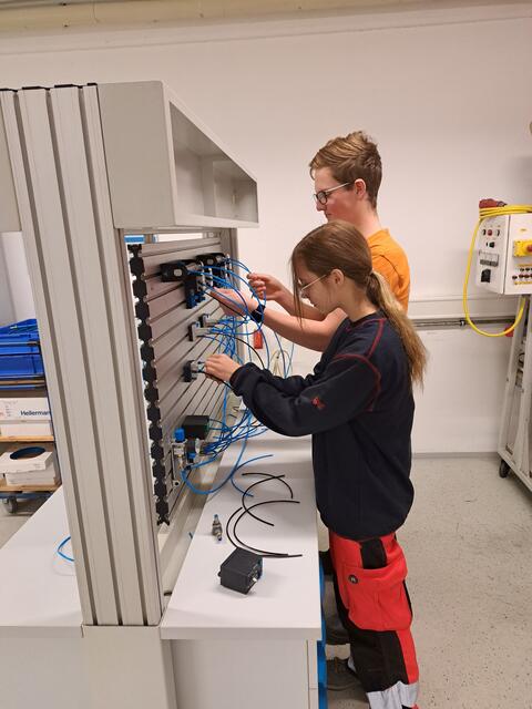 Mädchen und Burschen üben sich in der Praxis. | Foto: ABV mein Job