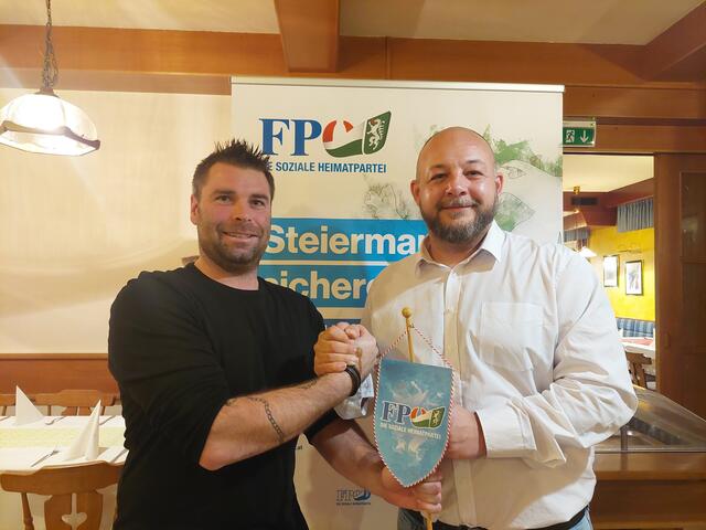 Markus Schieder (l.) übergibt an Joachim Jaindl.