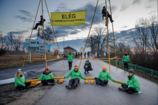 Zahlreiche Protestaktionen von Umweltorganisationen wurden vor dem Baustopp organisiert. | Foto: Greenpeace / Mitja Kobal