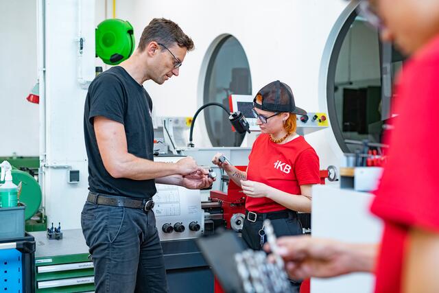 In der 125 m2 großen Lehrwerkstätte werden die Lehrlinge umfassend auf die Praxis vorbereitet.  | Foto: IKB