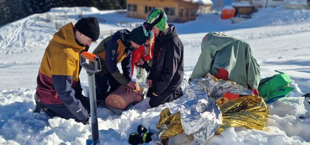 Beim Safety Day konnten die Buben und Mädchen wertvolles Wissen in der Praxis anwenden. | Foto: Bergrettung