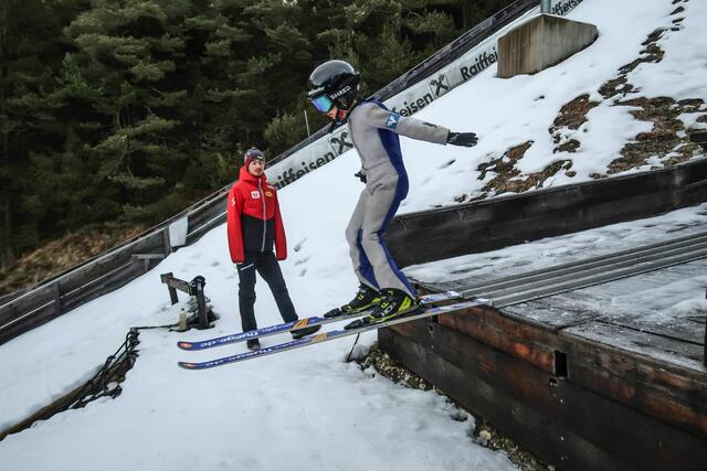 Mach deine ersten Versuche im Skispringen. Das ÖSV-Schanzenfest begeistert am 4. Februar 2024 kleine Wintersportfans in Absam.