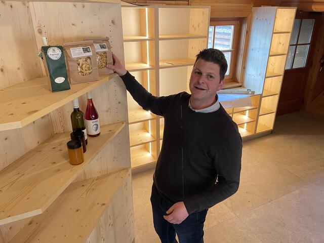 Johannes Schrotthofer in seiner zukünftigen Greißlerei in seinem Wirtshaus Granitzbauer in Langenwang. Hier wird künftig nicht nur Selbstgekochtes zum Kauf angeboten, sondern auch verschiedenste Produkte. | Foto: Koidl