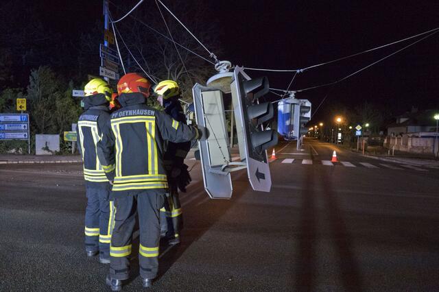 Alles wurde für den Frühverkehr auf der vielbefahrenen Kreuzung vorbereitet. | Foto: BFKDO BADEN / Stefan Schneider