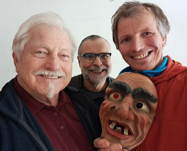 Hubert Auer (l.) übergab seine Sacknerlarve an Joe Zangerle (r.), Wilfried Schatz vermittelte die Rückführung. | Foto: Zangerle 