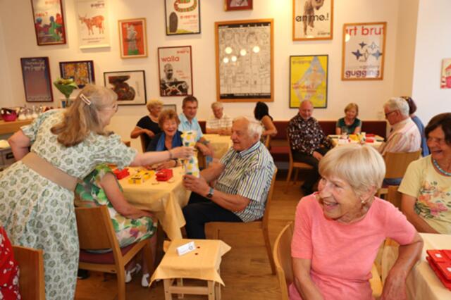 Beim gemeinsamen Essen, Trinken und Plaudern klingen die Vereinstreffen aus.