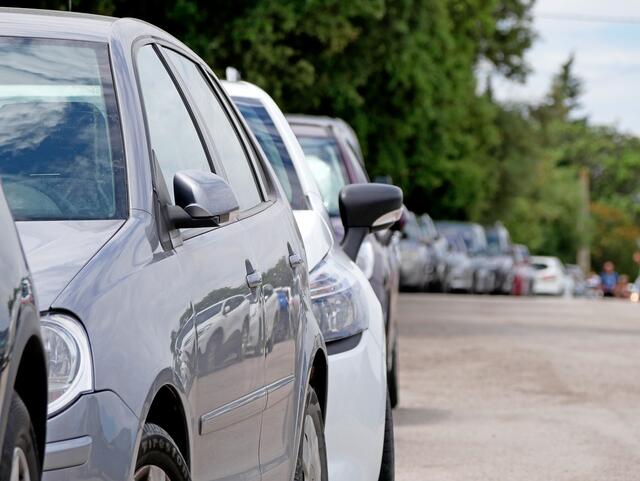 Das Mädchen trat zwischen zwei parkenden Autos hervor und wurde von einem vorbeifahrenden Pkw erfasst.  | Foto: Stefan Werner/Symbolbild/Pixabay