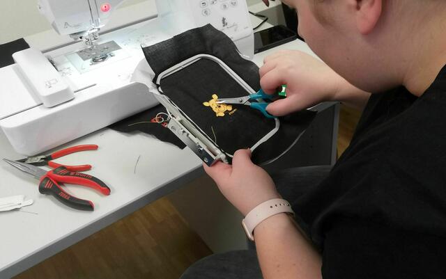 Mit der Stickmaschine können Schüler selbst entworfene Logos auf verschiedenste textile Unterlagen sticken. | Foto: PH NÖ/BRandhofer