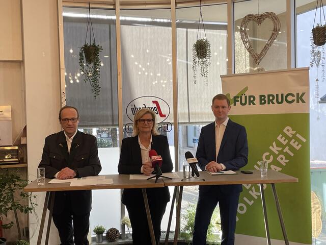 Pressekonferenz der ÖVP in Bruck: GR Harald Rechberger, Vizebürgermeisterin Susanne Kaltenegger und Stadtrat Helmut Sommer. | Foto: Kern