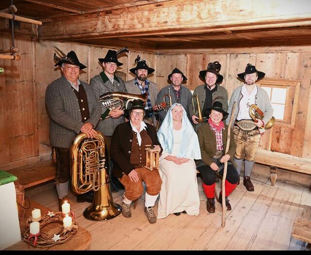 Anklöpflergruppe und Weihnachtsbläser Gruppe im Höfemuseum Kramsach. | Foto: Franz Osl