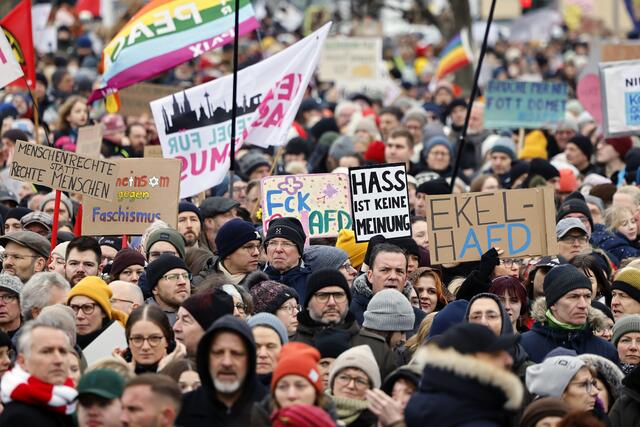 Hinter der Demo stehen die Organisationen "Black Voices Austria", "Fridays for Future" und die "Plattform für eine menschliche Asylpolitik". Hier zu sehen: Der Protest in Deutschland. | Foto: 6044247