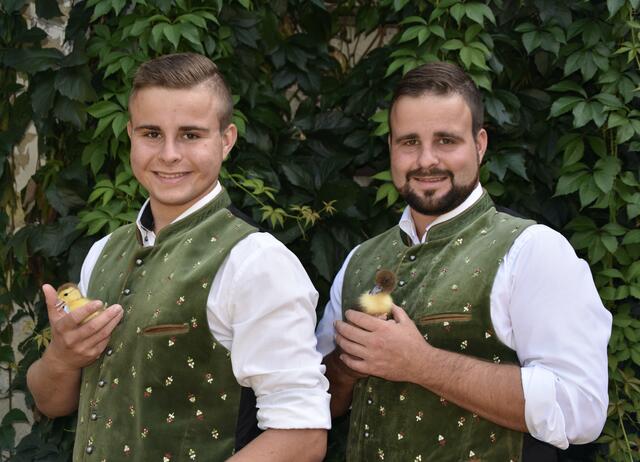 V. l.: Bernhard und Dominik Angelmayr mit kleinen Küken.  | Foto: Waldgut