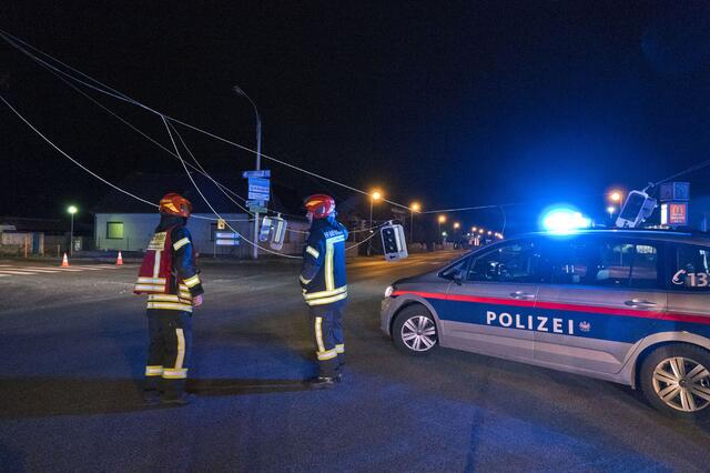 Die Ampel hing gefährlich nah über der Fahrbahn. | Foto: BFKDO BADEN / Stefan Schneider