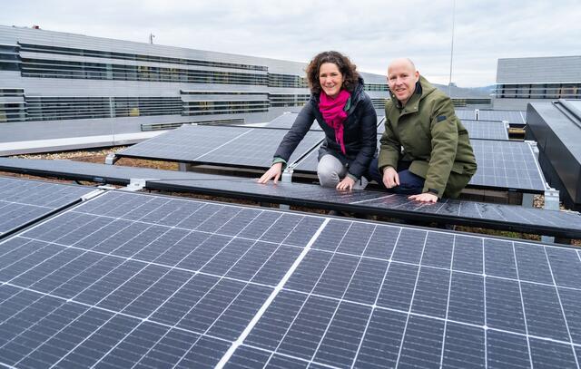 Maria Buchmayr (JKU Stabstelle für Nachhaltigkeit) und Alexander Freischlager freuen sich über die neue PV-Anlage auf dem Dach des Science Parks 5. | Foto: JKU