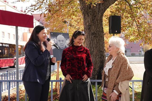 Im Jahr 2022 wurde eine Gasse beim 12. Februar-Platz in Döbling in die Rudolf-Gelbard-Gasse umbenannt. 
Rechts im Bild ist die Witwe von Rudolf Gelbard, Inge Gelbard, zu sehen.  | Foto: Sophie Brandl