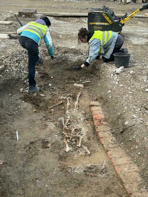 Bei den Bauarbeiten auf der Argentinierstraße wurden gestern Knochen gefunden. Wem sie gehören, muss noch geklärt werden.  | Foto: Wiener Karlskirche
