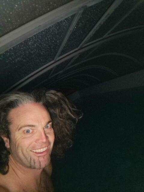 Im Pool von Hans Hartl führt Sebastian Leibetseder seine Morgenroutine aus. | Foto: Leibetseder