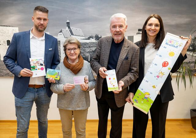 Klaus-Dieter Lenz (Kinder- und Jugendhilfe), Stadträtin Erika Buchinger, Bürgermeister Klaus Schneeberger und Gemeinderätin Katharina Horeischy-Weber. | Foto: Stadt Wiener Neustadt/Weller
